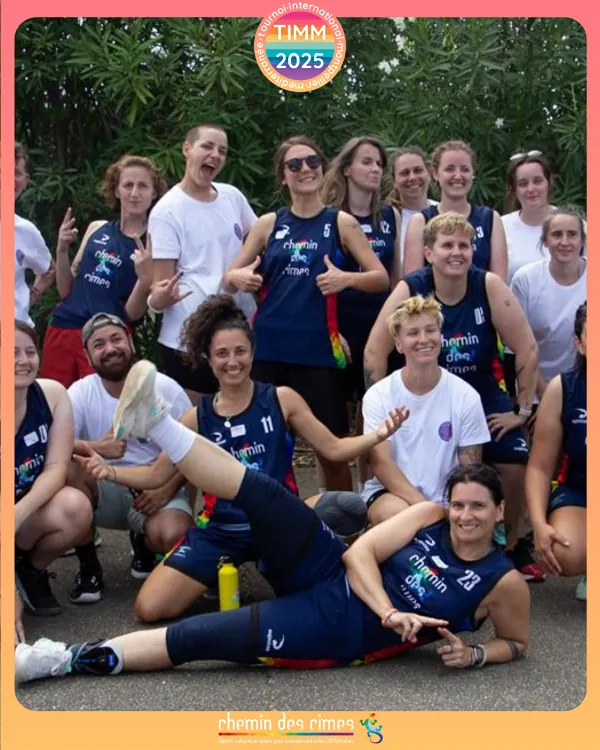 Les équipes de basketball FLINTA posent ensemble en maillot sur le terrain.