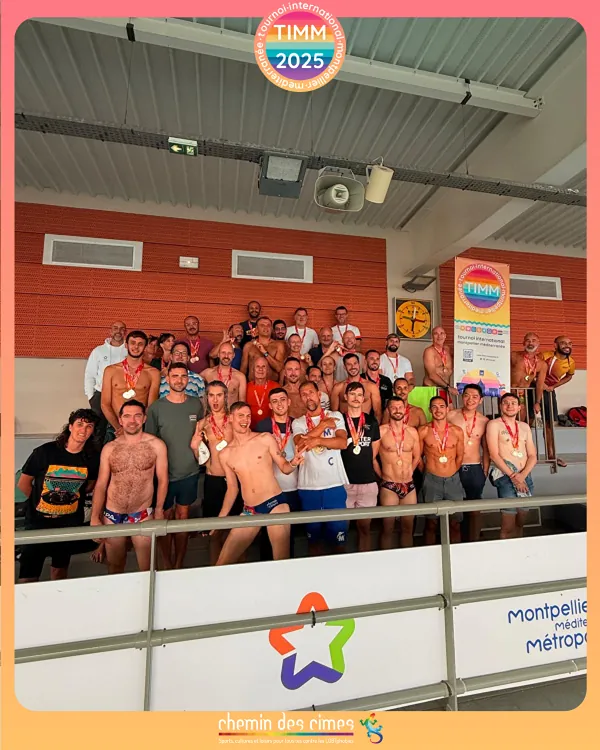 Les nageuses et nageurs posent en groupe avec leurs médailles devant les gradins de la piscine.